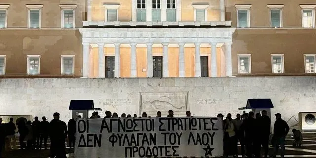Τα μέλη του «Ρουβίκωνα» στο Σύνταγμα