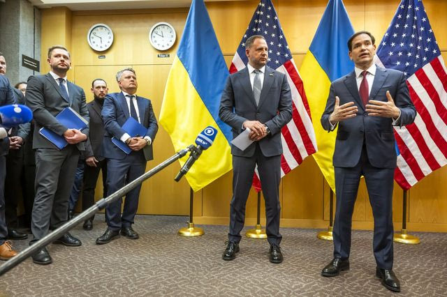 Ο επικεφαλής του γραφείου του Προέδρου της Ουκρανίας, Αντρίι Γερμάκ και ο υπουργός Εξωτερικών των ΗΠΑ, Μάρκο Ρούμπιο, μετά τις διαβουλεύσεις για το ειρηνευτικό σχέδιο Τραμπ στη Γενεύη