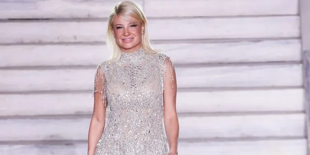 Φαίη Σκορδά: Περπάτησε στο Athens Fashion Week και έκλεψε την παράσταση