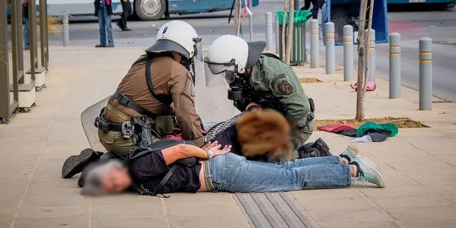 ΜΑΤ εναντίον διαδηλωτών στη Σούδα