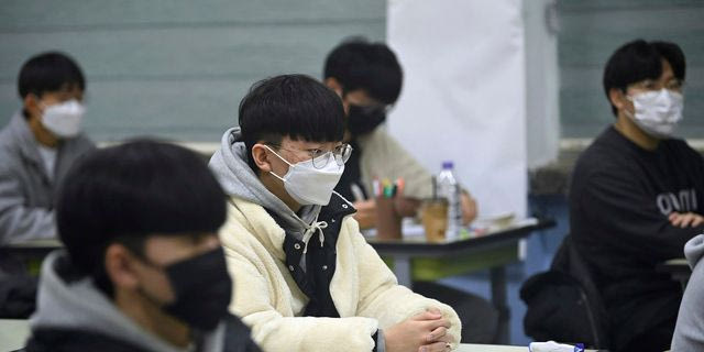 “Παραλύει” η Νότια Κορέα για τις πιο κρίσιμες εξετάσεις των μαθητών