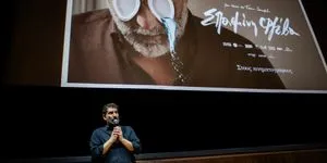 Ο Γιάννης Οικονομίδης στην κατάμεστη αίθουσα της Στέγης του Ιδρύματος Ωνάση μιλά για την ταινία του «Σπασμένη Φλέβα»