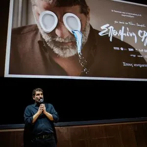 Ο Γιάννης Οικονομίδης στην κατάμεστη αίθουσα της Στέγης του Ιδρύματος Ωνάση μιλά για την ταινία του «Σπασμένη Φλέβα»