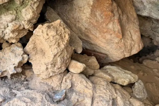 Η σπηλιά μέσα στην οποία έκρυβε τα όπλα ο γαμπρός του 39χρονου