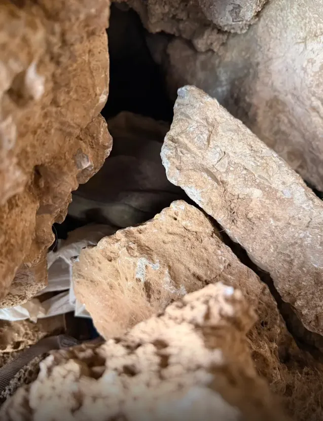 Η σπηλιά μέσα στην οποία έκρυβε τα όπλα ο γαμπρός του 39χρονου