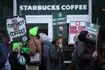 Διαδηλωτές έξω από καταστήματα των Starbucks