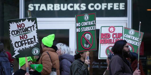 Διαδηλωτές έξω από καταστήματα των Starbucks