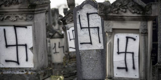 Σβάστικες ζωγραφισμένες σε τάφους Εβραίων (Φωτογραφία Αρχείου)