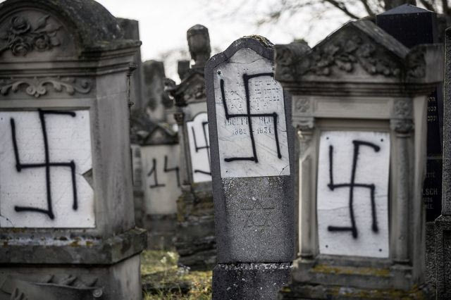 Σβάστικες ζωγραφισμένες σε τάφους Εβραίων (Φωτογραφία Αρχείου)