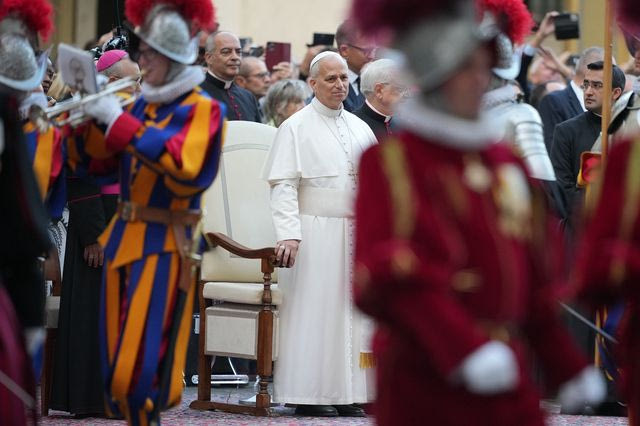 Καταγγελία στο Βατικανό: Φρουρός του Πάπα φέρεται να έφτυσε προς δύο Εβραίες