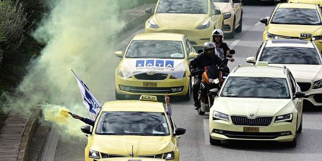 Απεργία ταξί: Αυτοκινητοπομπή με κόρνες και καπνογόνα μέχρι το υπουργείο Μεταφορών