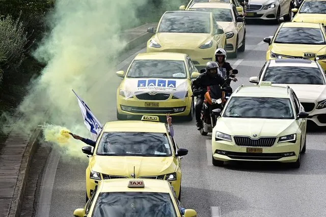 Απεργία ταξί: Αυτοκινητοπομπή με κόρνες και καπνογόνα μέχρι το υπουργείο Μεταφορών