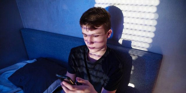 Έφηβος με κινητό (Φωτογραφία αρχείου)