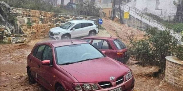 Πλημμύρισε η Θάσος από την κακοκαιρία – Παρασύρθηκαν αυτοκίνητα, καταστράφηκαν δρόμοι