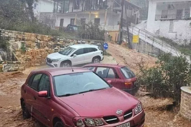 Πλημμύρισε η Θάσος από την κακοκαιρία – Παρασύρθηκαν αυτοκίνητα, καταστράφηκαν δρόμοι