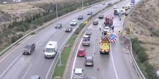 Θεσσαλονίκη: Καραμπόλα τριών οχημάτων στον περιφερειακό – Γέμισε ο δρόμος ψωμιά