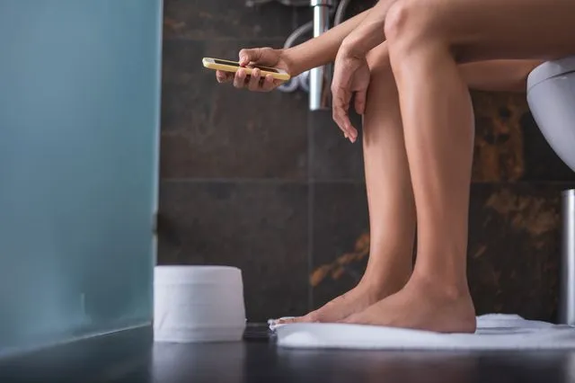 Δεν θα πιστεύετε πόσα χρόνια της ζωής μας περνάμε στην τουαλέτα