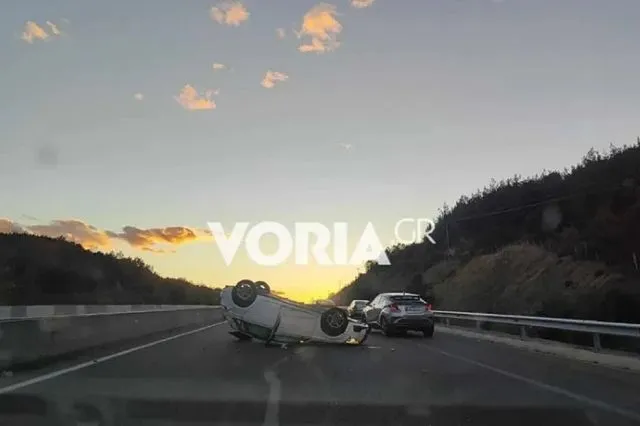 Θεσσαλονίκη: Ανατροπή ΙΧ στην Εθνική Οδό με δύο τραυματίες