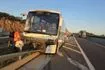 Εθνική Οδός: Τροχαίο με ουριστικό λεωφορείο – 5 επιβάτες και ο οδηγός στο νοσοκομείο