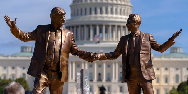 Καλλιτεχνική εγκατάσταση που αναπαριστά τον Ντόναλντ Τραμπ και τον Τζέφρι Έπσταϊν χέρι-χέρι