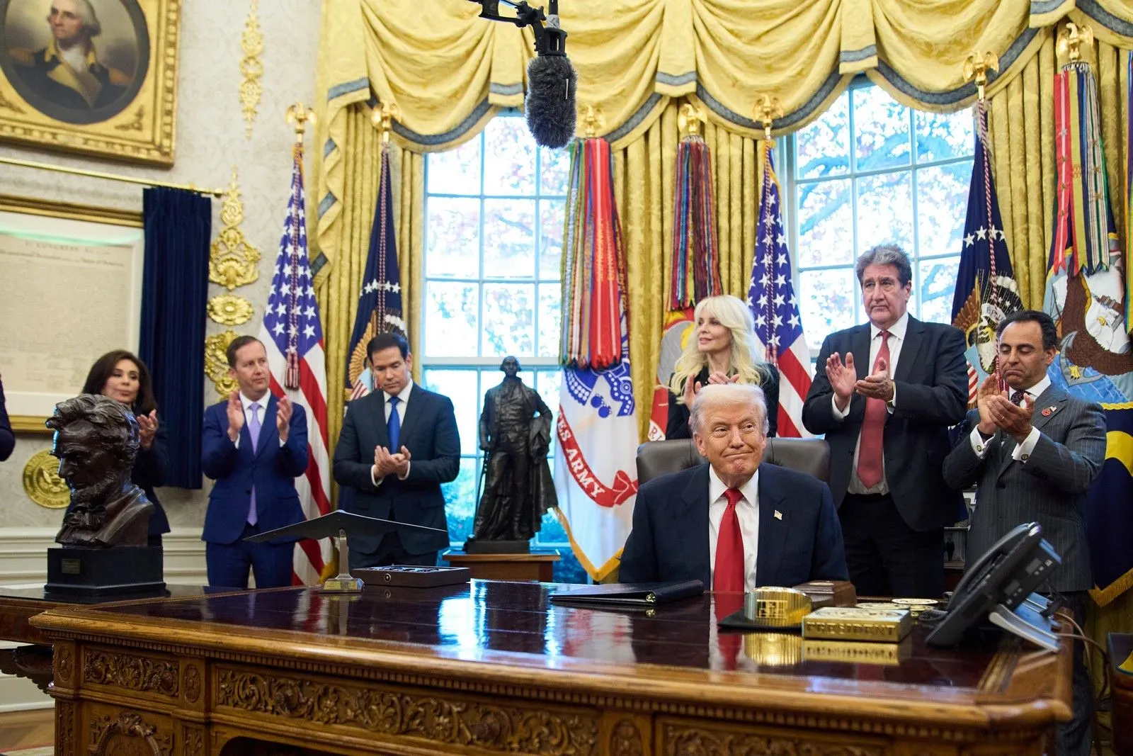 Σε αυτή τη φωτογραφία φαίνεται στο γραφείο το ρολόι Rolex