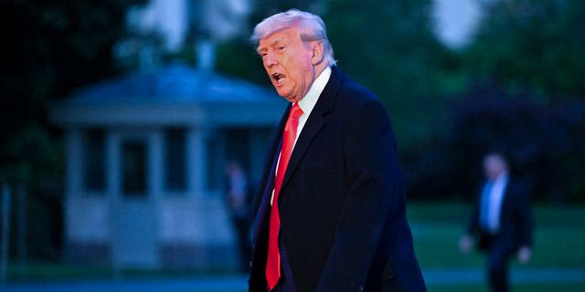 Ο Ντόναλντ Τραμπ μετά το δείπνο για τα κρυπτονομίσματα στο Trump National Golf Club στην Ουάσινγκτον, τον Μάιο του 2025