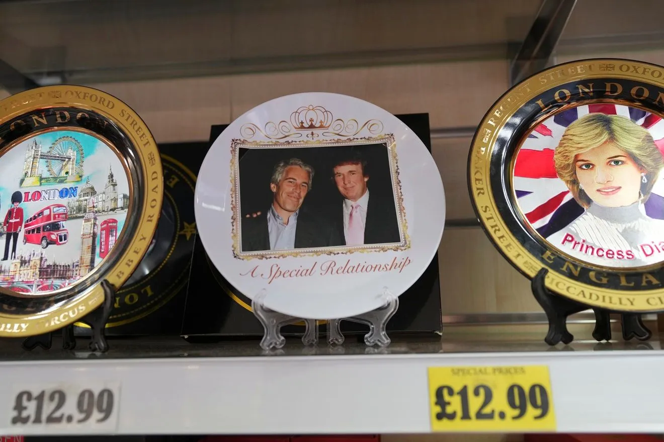 Πιάτο με εικόνα του Προέδρου Ντόναλντ Τραμπ και του Τζέφρι Επστάιν, τοποθετημένο σε ράφι από ακτιβιστή της ομάδας διαμαρτυρίας "Everyone Hates Elon" σε κατάστημα δώρων, εν όψει της επίσημης επίσκεψης του Τραμπ στη Γουίντσορ, Αγγλία, την Παρασκευή 12 Σεπτεμβρίου 2025.