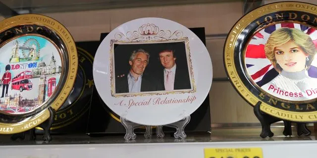 Πιάτο με εικόνα του Προέδρου Ντόναλντ Τραμπ και του Τζέφρι Επστάιν, τοποθετημένο σε ράφι από ακτιβιστή της ομάδας διαμαρτυρίας "Everyone Hates Elon" σε κατάστημα δώρων, εν όψει της επίσημης επίσκεψης του Τραμπ στη Γουίντσορ, Αγγλία, την Παρασκευή 12 Σεπτεμβρίου 2025.