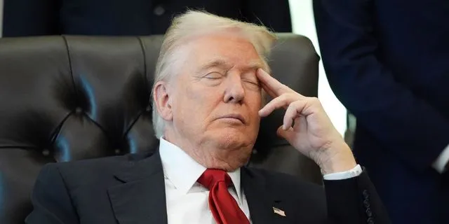 Ο Τραμπ εξήγησε γιατί κλείνει τα μάτια του στα υπουργικά – Και δεν είναι ο ύπνος