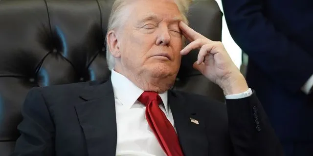 “Νυσταγμένος Τραμπ”: Τον πήρε ο ύπνος στο Οβάλ Γραφείο; – Τα πλάνα που έγιναν viral