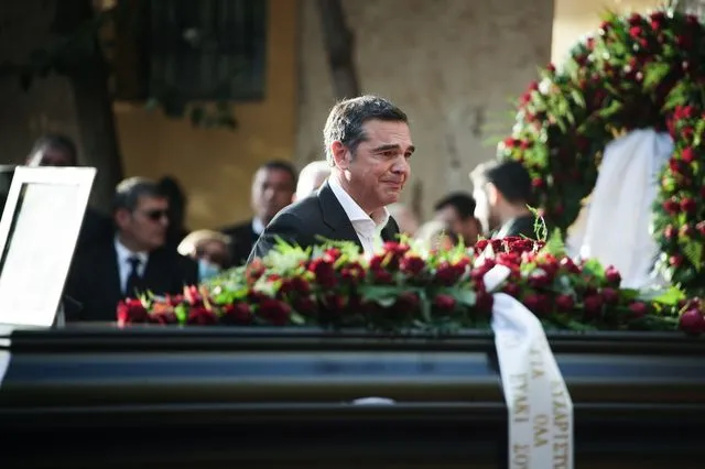 Ο Αλέξης Τσίπρας στην κηδεία του Αλέκου Φλαμπουράρη