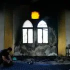 Το κατεστραμμένο εσωτερικό τμήμα ενός τζαμιού που πυρπολήθηκε και βεβηλώθηκε από Ισραηλινούς εποίκους κατά τη διάρκεια της νύχτας, στην πόλη Ντεϊρ Ιστιγιά της Δυτικής Όχθης, την Πέμπτη 13 Νοεμβρίου 2025