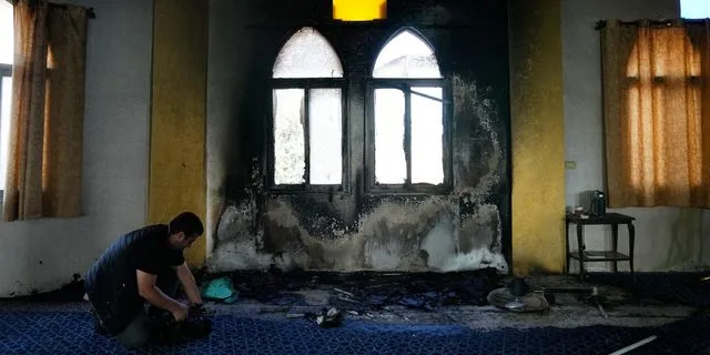 Το κατεστραμμένο εσωτερικό τμήμα ενός τζαμιού που πυρπολήθηκε και βεβηλώθηκε από Ισραηλινούς εποίκους κατά τη διάρκεια της νύχτας, στην πόλη Ντεϊρ Ιστιγιά της Δυτικής Όχθης, την Πέμπτη 13 Νοεμβρίου 2025