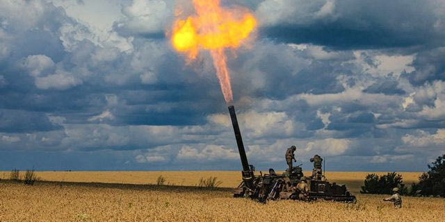 Ρώσοι στρατιώτες εκτοξεύουν ένα αυτοκινούμενο βαρύ όλμο 2S4 Tyulpan τον Ιούλιο του 2022