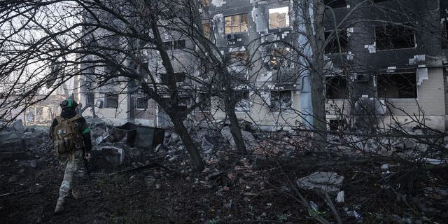 Ένας Ουκρανός στρατιώτης περπατάει στον δρόμο της πόλης Κοστιάντινοβκα, που βρίσκεται στην πρώτη γραμμή του μετώπου, όπου σημειώνονται σφοδρές μάχης με τις ρωσικές δυνάμεις στην περιοχή του Ντονέτσκ, Ουκρανία
