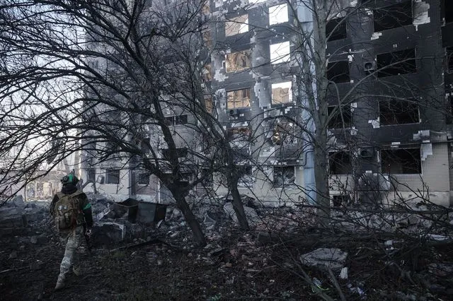 Ένας Ουκρανός στρατιώτης περπατάει στον δρόμο της πόλης Κοστιάντινοβκα, που βρίσκεται στην πρώτη γραμμή του μετώπου, όπου σημειώνονται σφοδρές μάχης με τις ρωσικές δυνάμεις στην περιοχή του Ντονέτσκ, Ουκρανία