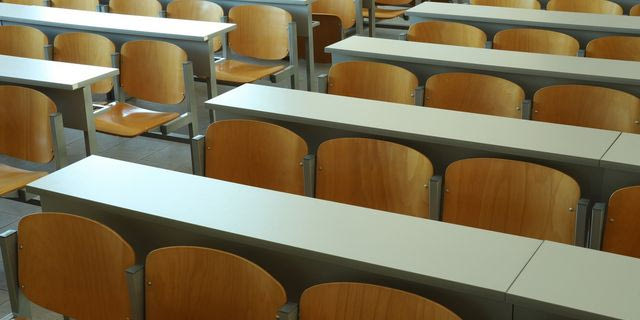 Καρέκλες σε αίθουσα πανεπιστημίου