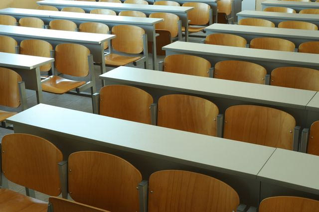 Καρέκλες σε αίθουσα πανεπιστημίου