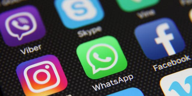 “Τα μυαλά των παιδιών δεν είναι προς πώληση”: Η Γαλλία επισπεύδει την απαγόρευση των social media