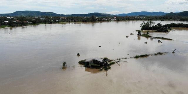 Ένα κτίριο που έχει πλημμυρίσει από τον τυφώνα Kalmaegi που έπληξε το Βιετνάμ