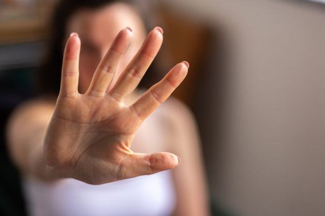 Γυναίκα που απλώνει το χέρι της για να σταματήσει η βία