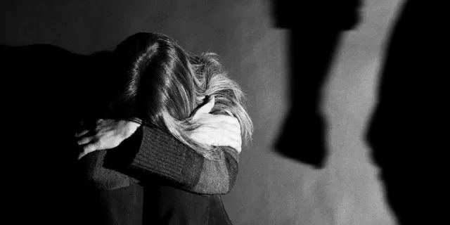 Παιδί φοβισμένο καλύπτει το κεφάλι του