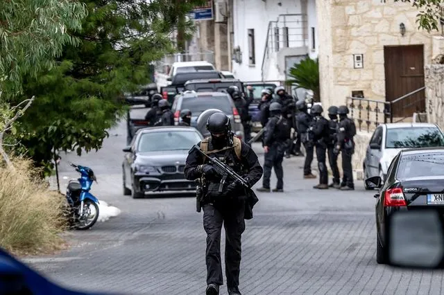 Έκρυθμη η κατάσταση στα Βορίζια – Ψάχνουν στα μνήματα για όπλα