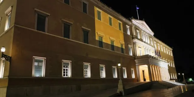 Φωταγώγηση της Βουλής για την ημέρα ενάντια στην έμφυλη βία κατά των γυναικών