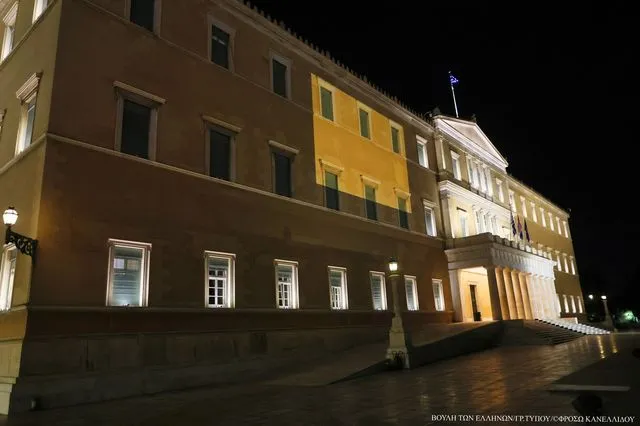 Φωταγώγηση της Βουλής για την ημέρα ενάντια στην έμφυλη βία κατά των γυναικών