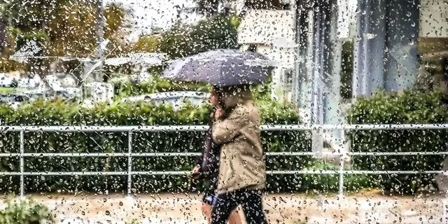 (ΔΕΥΤΕΡΑ) Καιρός: Καταιγίδες και χιόνια στα ορεινά – Πέφτει κι άλλο η θερμοκρασία