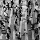 Άνθρωποι περπατούν στον δρόμο