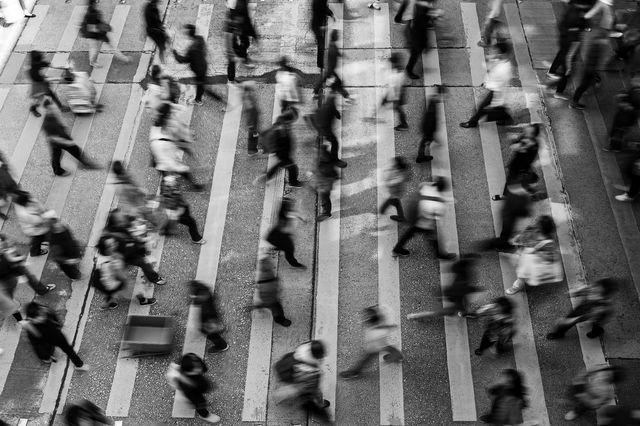 Άνθρωποι περπατούν στον δρόμο