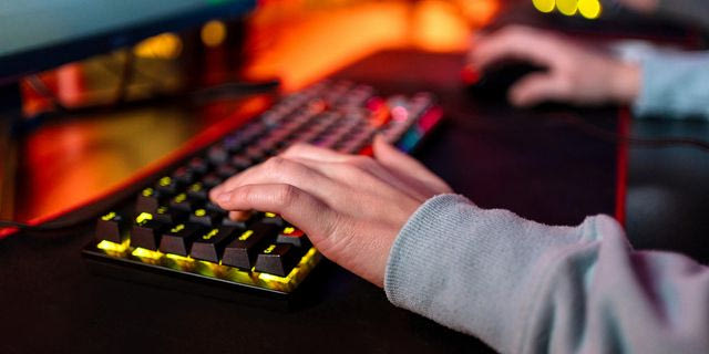 Χέρια σε πληκτρολόγιο υπολογιστή
