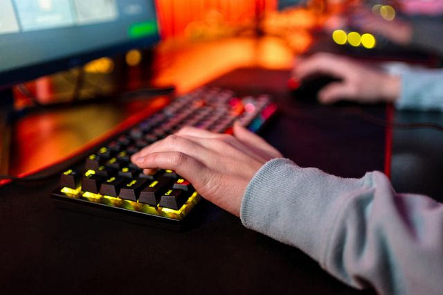 Χέρια σε πληκτρολόγιο υπολογιστή